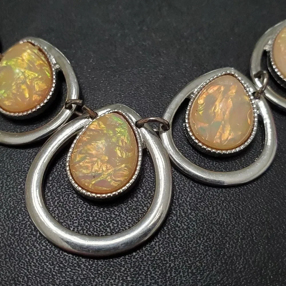 Silver tone necklace with peach faux stones 20-23